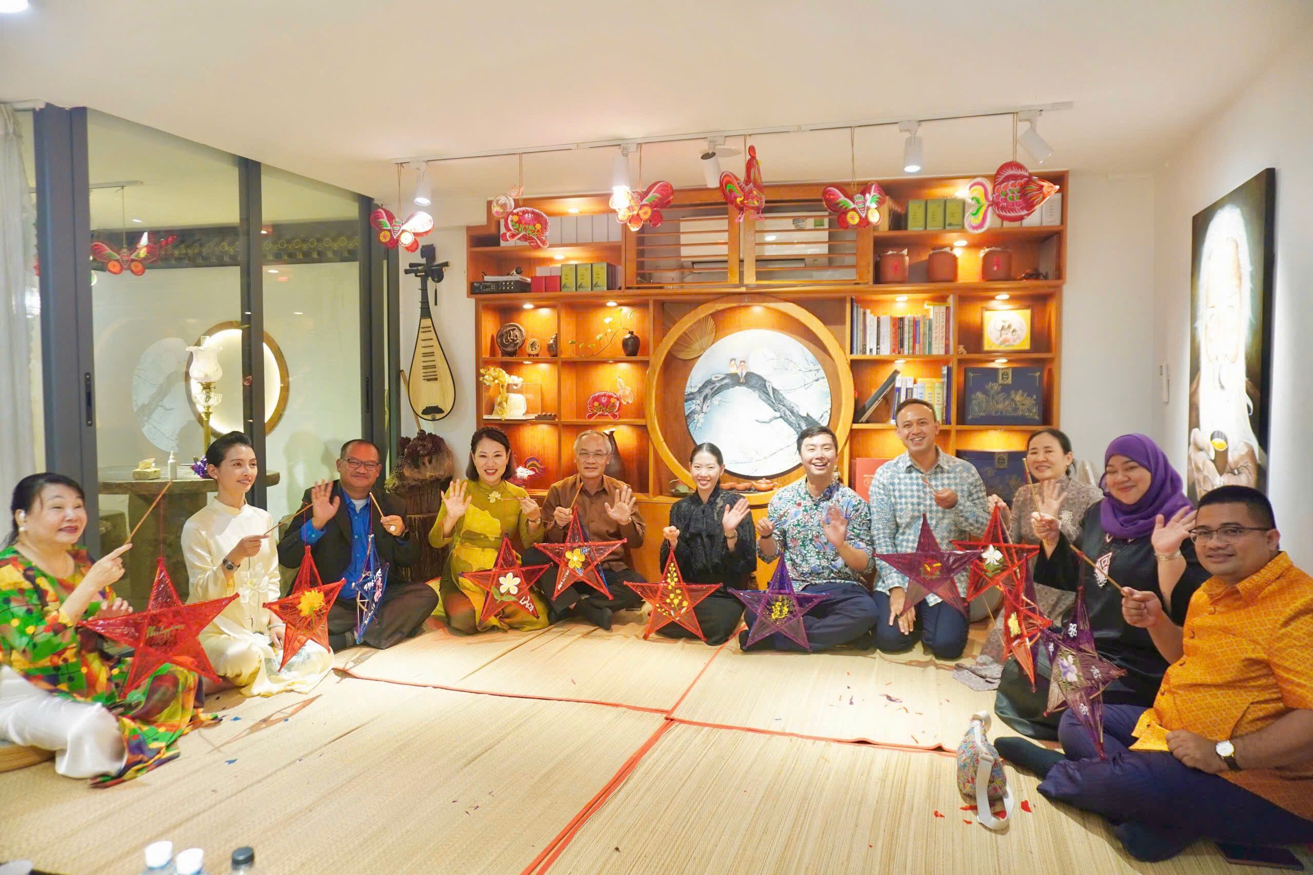Một ánh trăng – Muôn sắc hoa – Chung một tình hữu nghị