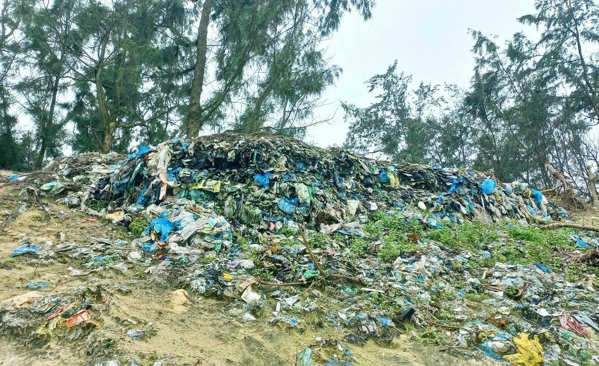 Thừa Thiên - Huế: Bãi rác “lộ thiên” sau sạt lở bờ biển   