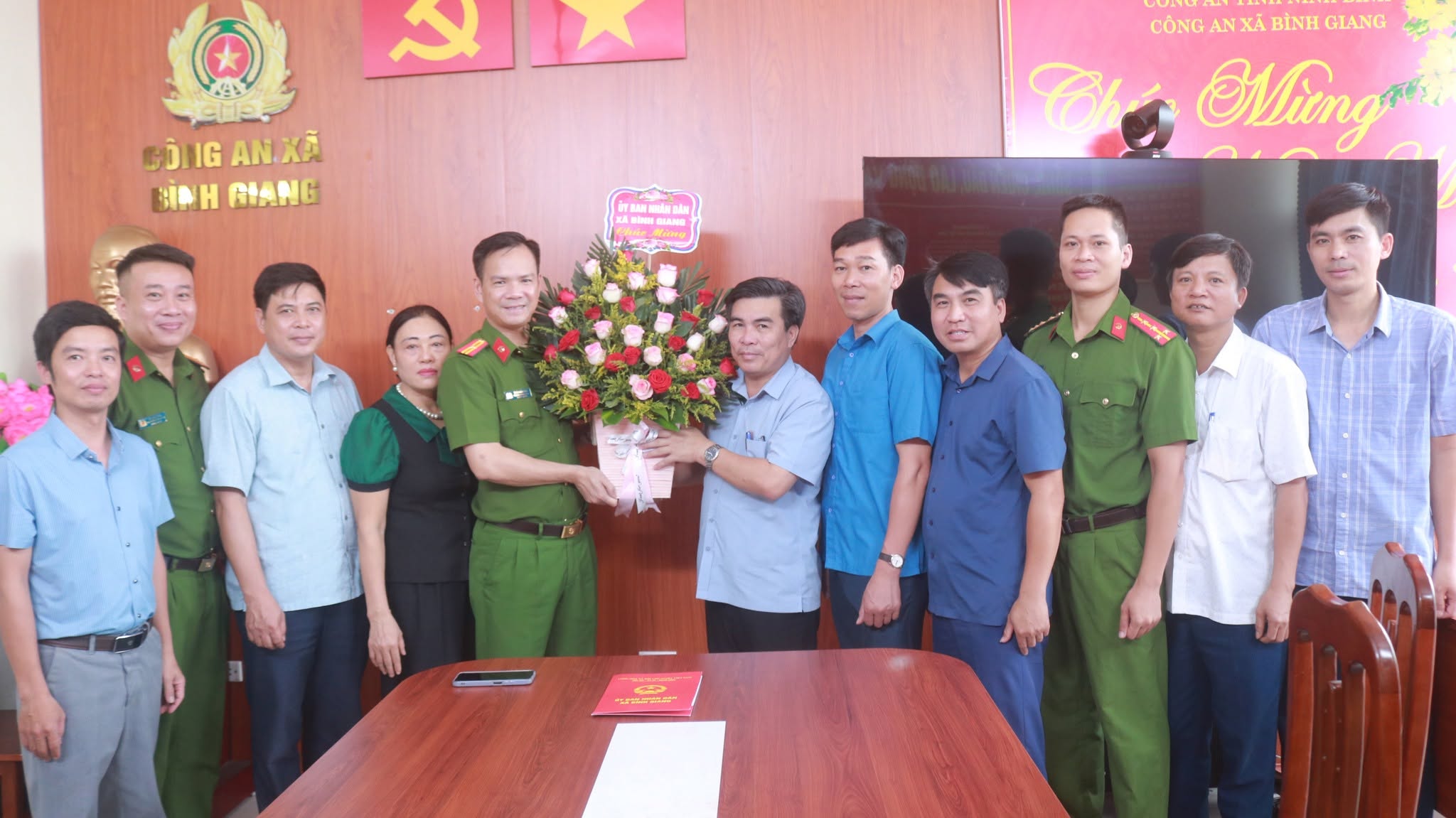 Lãnh đạo xã Bình Giang thăm, chúc mừng Công an xã nhân Ngày truyền thống Công an nhân dân