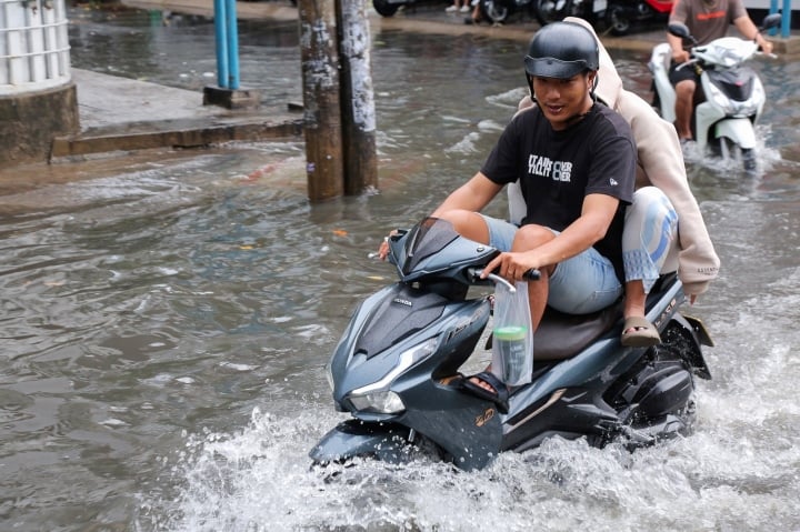 TP Hồ Chí Minh: Mưa lớn, nhiều tuyến đường bị ngập nặng