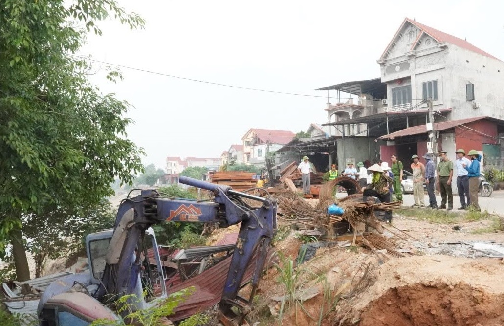 Hà Nội:  Xã Đa Phúc ra quân xử lý vi phạm đất đai, đê điều, tăng cường phòng, chống thiên tai