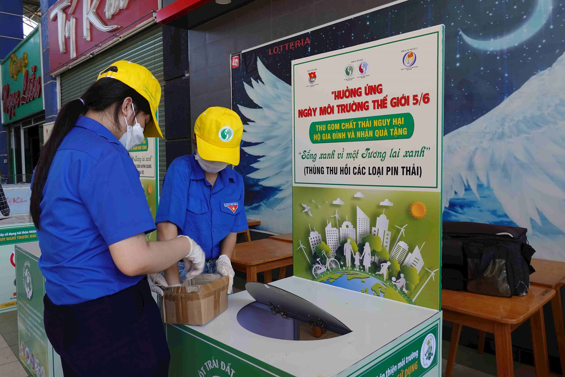 Bình Định: “Ngày hội Thu gom chất thải nguy hại hộ gia đình và nhận quà tặng”