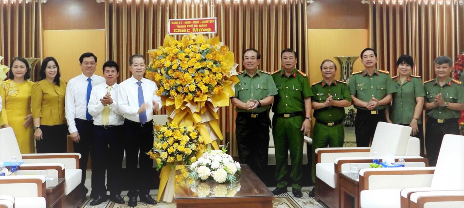 Đà Nẵng: Lãnh đạo thành phố thăm, chúc mừng Công an thành phố nhân kỷ niệm 79 năm ngày truyền thống