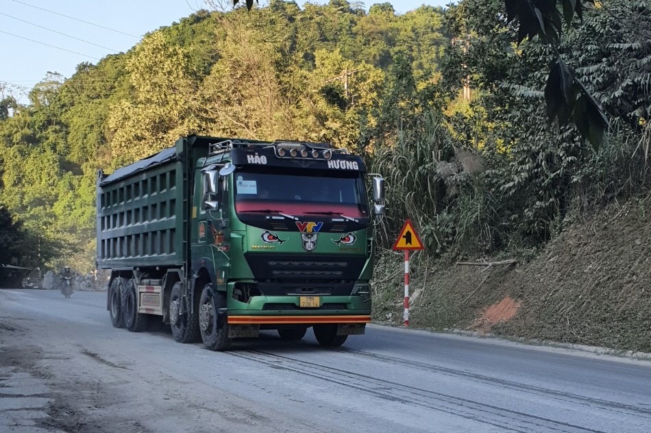 Cảnh sát giao thông Thái Nguyên tăng cường xử lý xe quá khổ, quá tải sau phản ánh