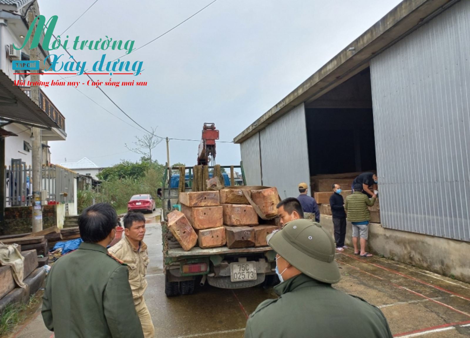 Thừa Thiên Huế: Phát hiện 14 phách gỗ nghi gỗ lậu trên xe tải