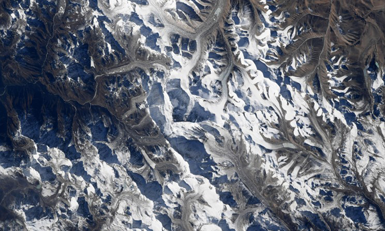 Đỉnh Everest nhìn từ độ cao 400 km