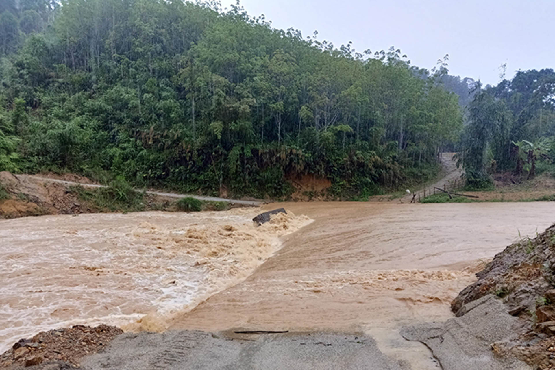 Phó Thủ tướng chỉ đạo khẩn khắc phục hậu quả mưa lớn bất thường tại miền Trung