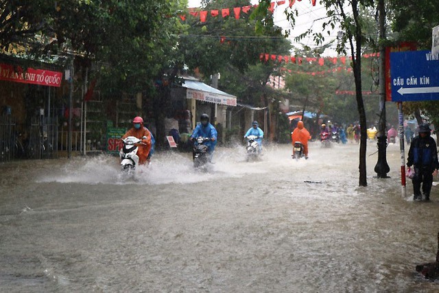 Miền Trung chủ động ứng phó mưa lớn, nguy cơ ngập lụt, lũ quét và sạt lở đất
