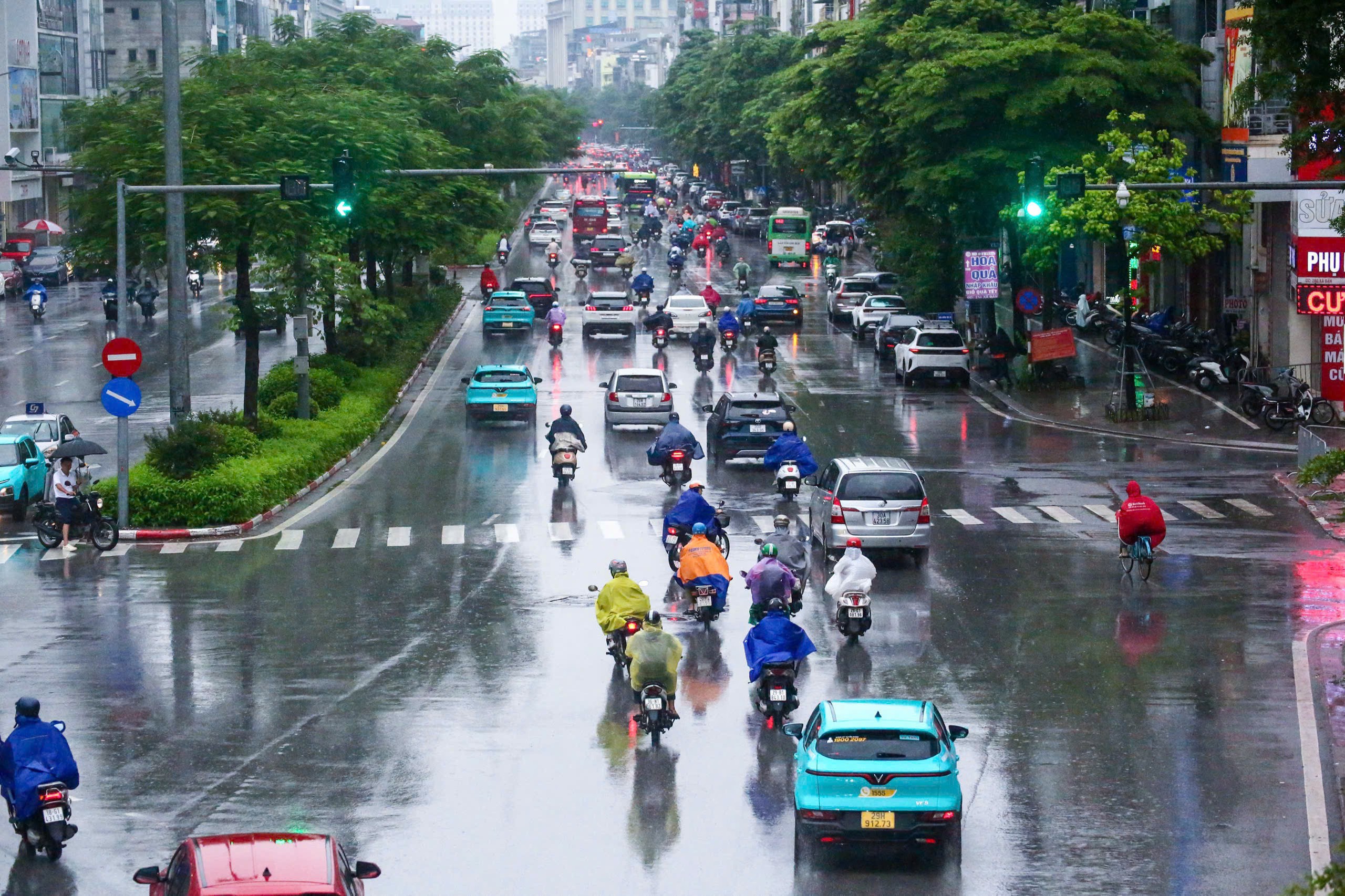 Mưa lớn tiếp diễn ở miền Bắc, Hà Nội có nơi dự báo mưa trên 250mm