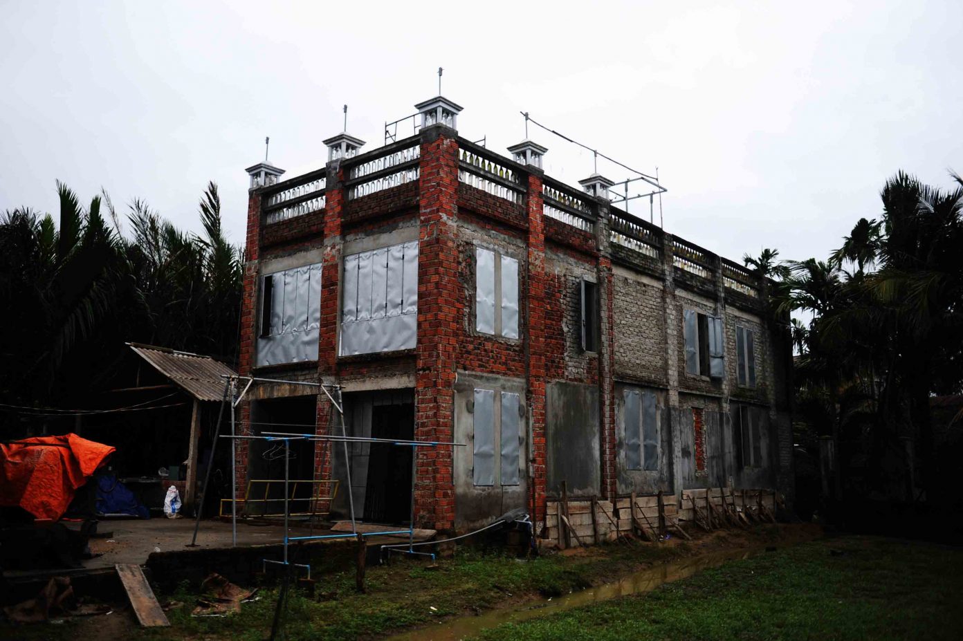 Ngôi nhà bằng vỏ chai xây 15 năm chưa xong ở Quảng Nam