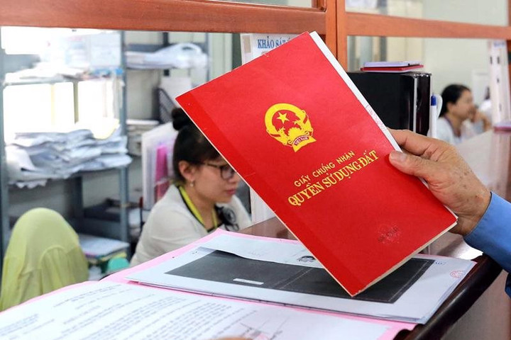 Đề xuất cấp sổ đỏ đồng thời bản giấy và bản điện tử, có giá trị tương đương