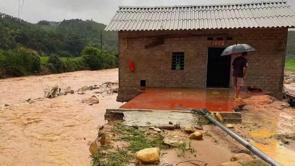 Bão số 4 gây thiệt hại tại nhiều địa phương, mưa lũ diễn biến phức tạp