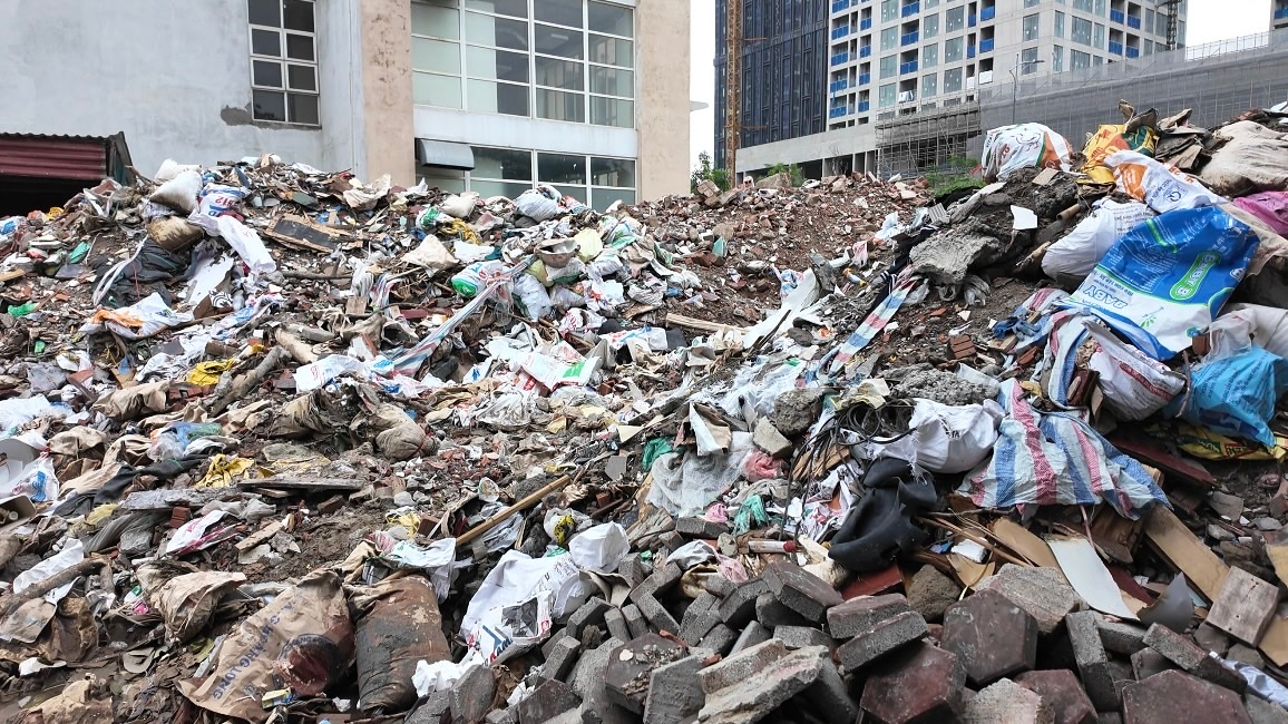 Nhức nhối nạn đổ trộm phế thải xây dựng tại Hà Nội: Cần giải pháp tái chế để biến rác thành tài nguyên