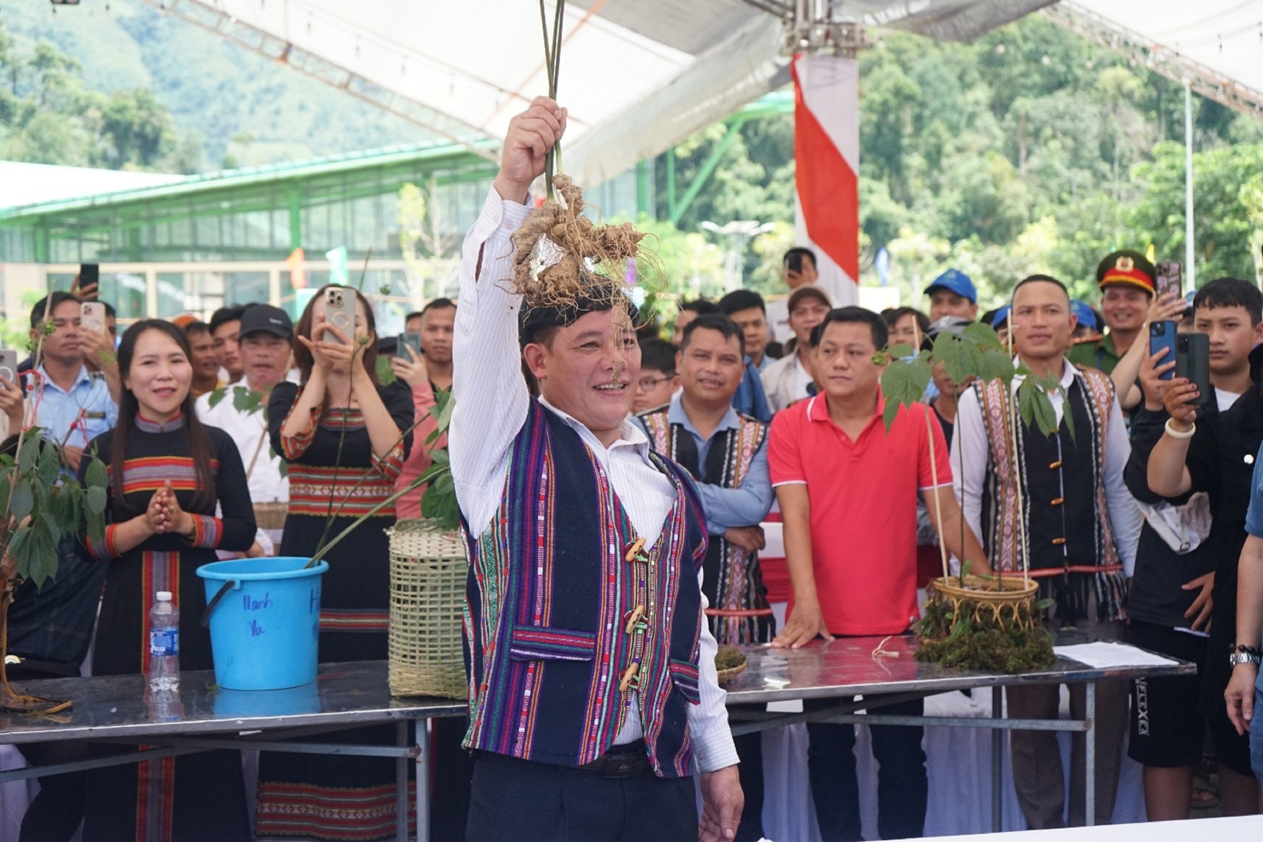 Đấu giá sâm thu hàng trăm triệu xóa nhà tạm tại Lễ hội sâm Ngọc Linh