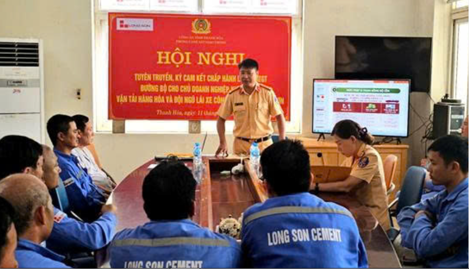 Thanh Hóa: Lực lượng Cảnh sát giao thông Công an tỉnh tuyên truyền pháp luật cho lái xe Công ty xi măng Long Sơn 