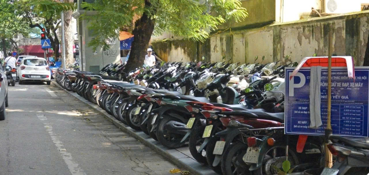Hà Nội ban hành giá trông giữ ô tô, xe máy trên lòng đường, hè phố