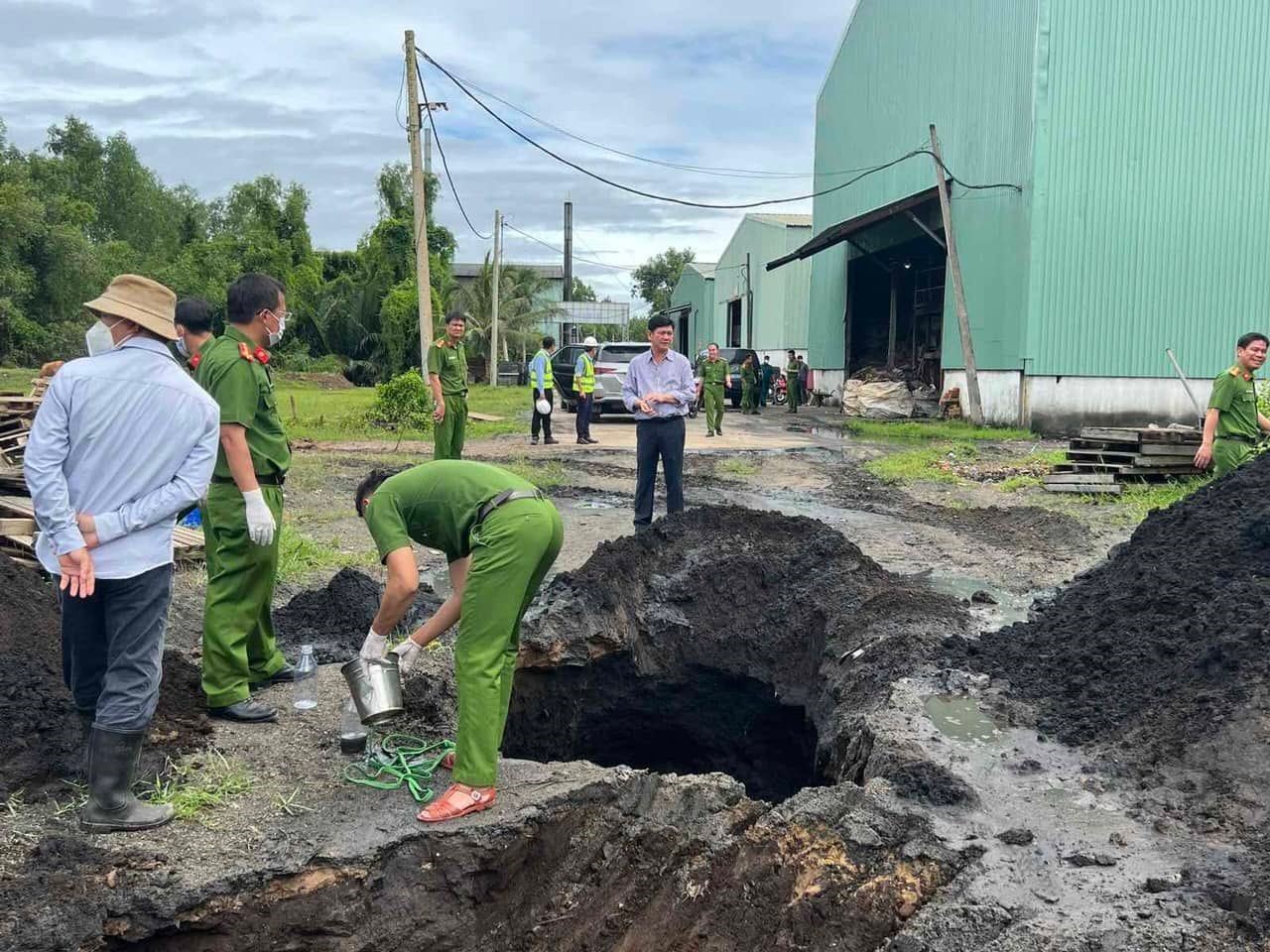 Trà Vinh: Phát hiện bãi chôn lấp chất thải nguy hại khoảng hơn 10.000 tấn