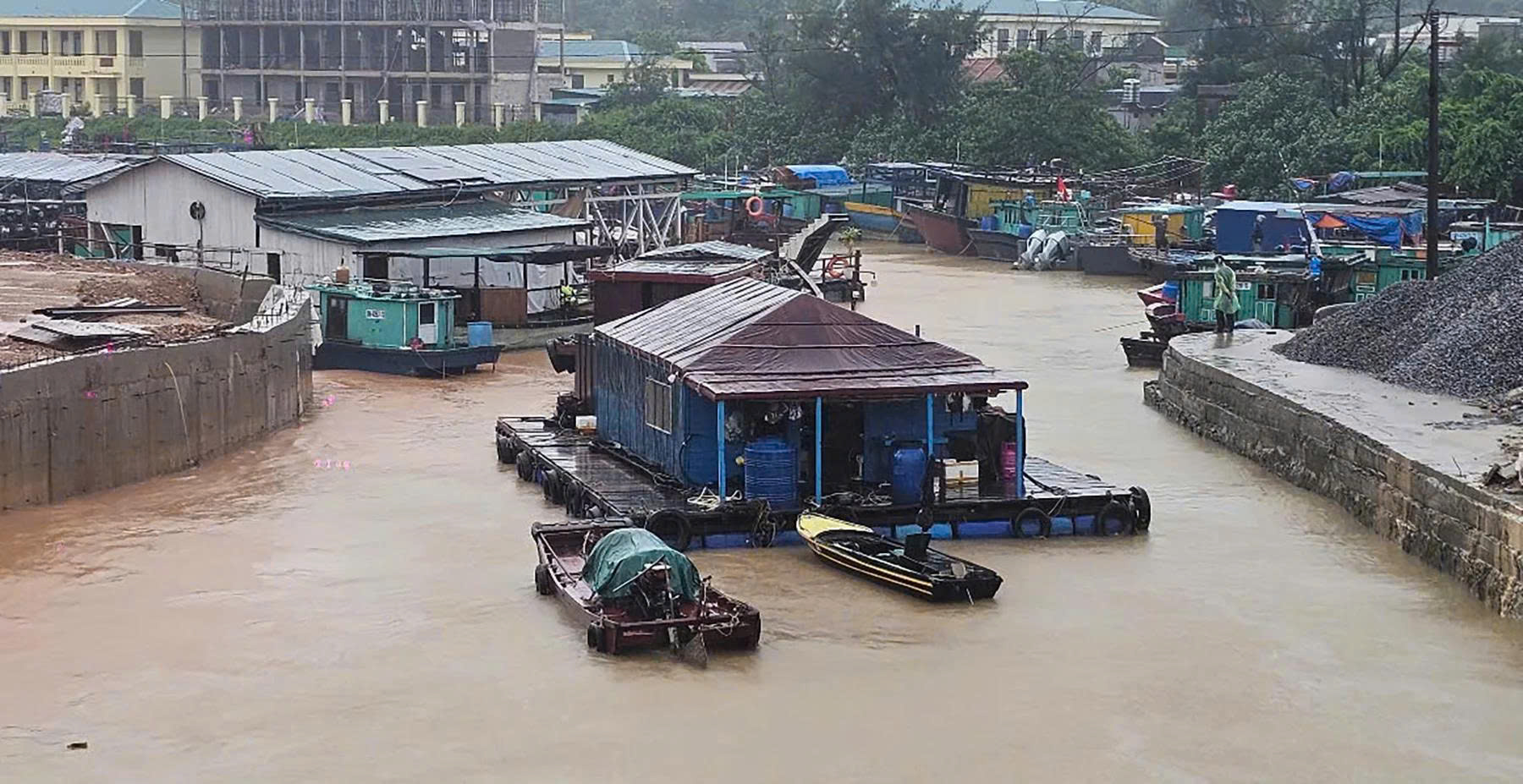 Bộ Xây dựng yêu cầu chốt chặn vùng nguy hiểm nhằm bảo đảm an toàn ứng phó bão số 4