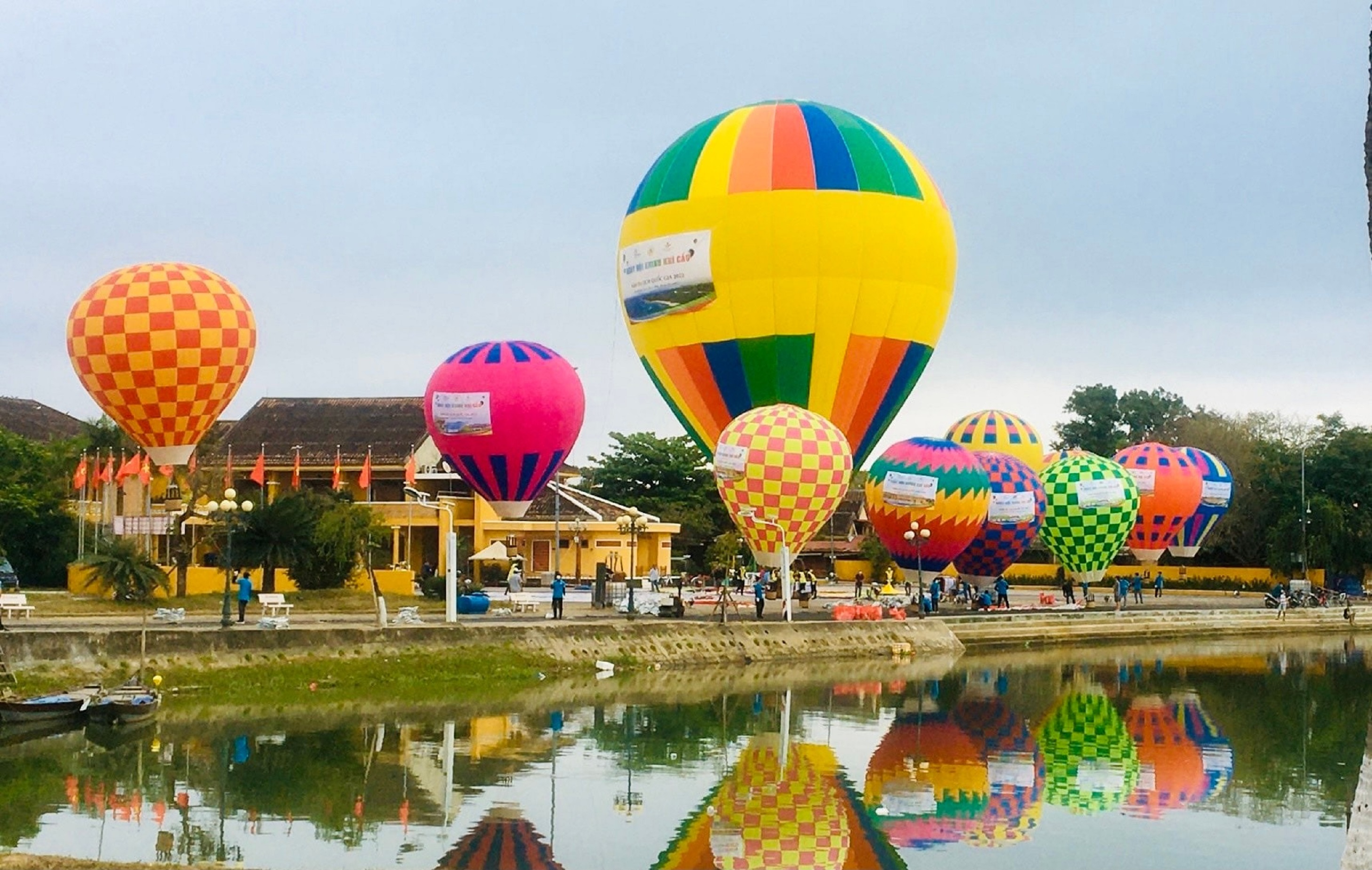 Hội An: Rực rỡ sắc màu khinh khí cầu bên dòng sông Hoài