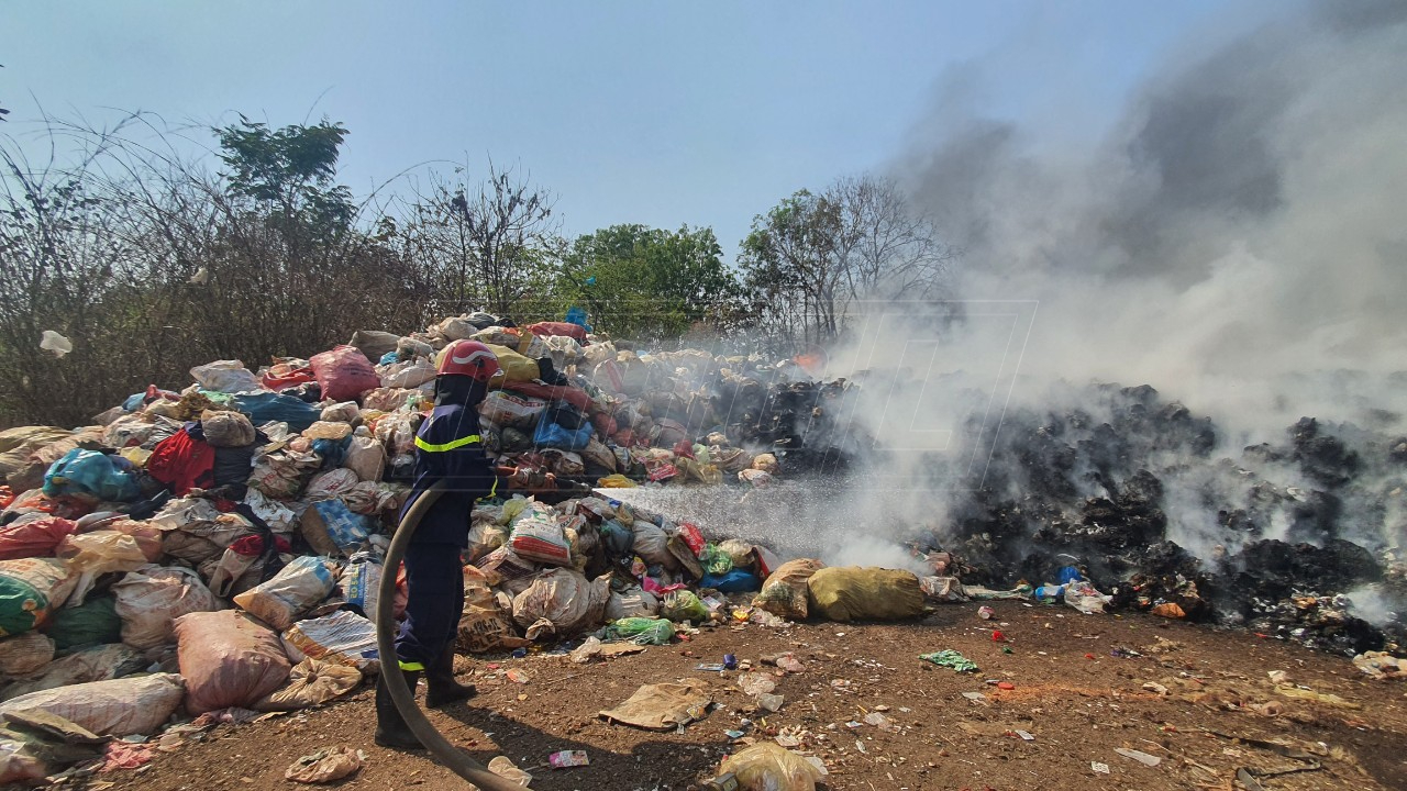 Gia Lai: Lực lượng chức năng nỗ lực dập đám cháy tại nhà máy xử lý rác 