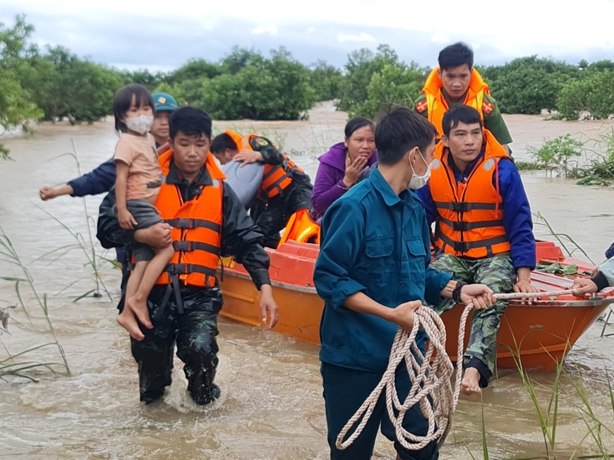 Dũng cảm cứu dân trong lũ dữ
