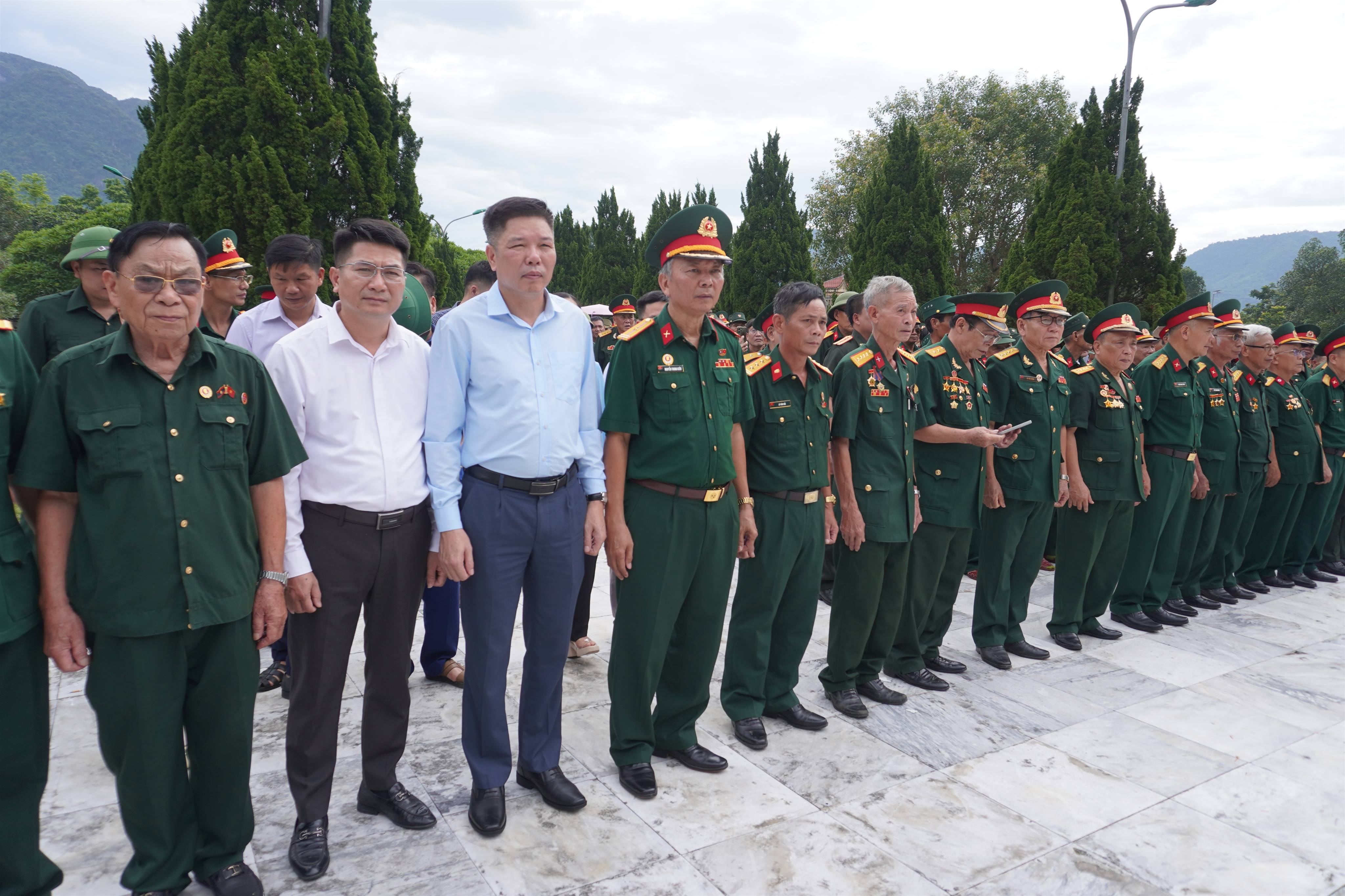 Cựu Quân tình nguyện và Chuyên gia quân sự Việt Nam tại Lào dâng hương tưởng niệm các Anh hùng Liệt sĩ
