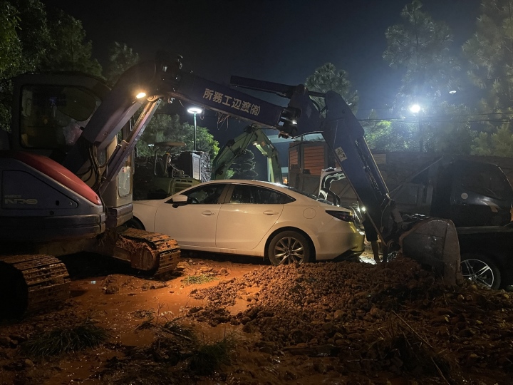 Hà Nội: Sóc Sơn thông tin về sự cố nhiều ô tô “mắc cạn” trên đường