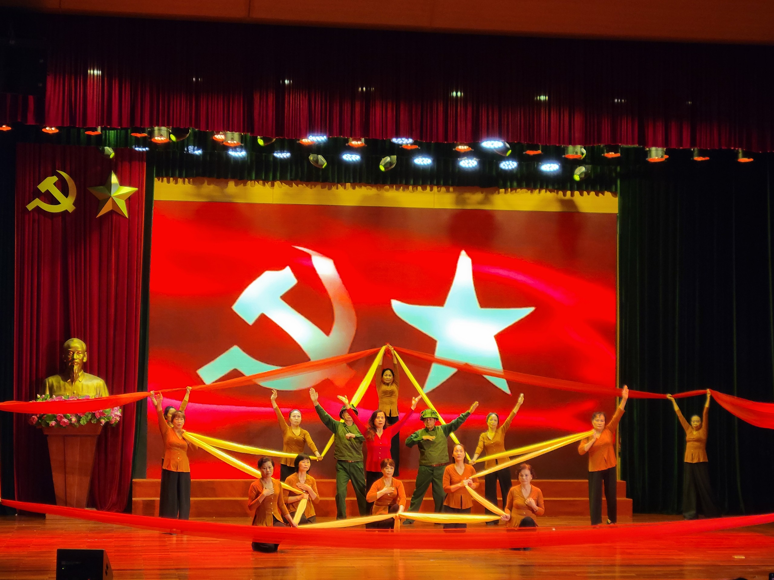 Hà Nội: Tổ chức Liên hoan Nghệ thuật quần chúng “Hà Nội niềm tin và hy vọng” chào mừng kỷ niệm Ngày Giải phóng Thủ đô và kỷ niệm Chiến thắng Điện Biên Phủ