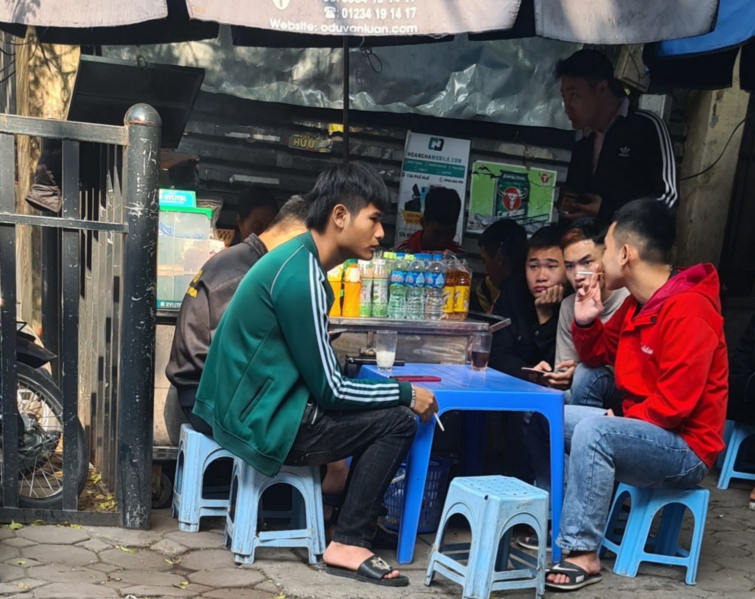 Hút thuốc lá nơi công cộng – hành vi vi phạm pháp luật, gây ô nhiễm môi trường