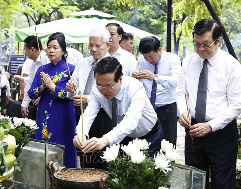 Chủ tịch nước Võ Văn Thưởng dự Lễ viếng các Anh hùng, Liệt sĩ tại Nghĩa trang Hàng Dương