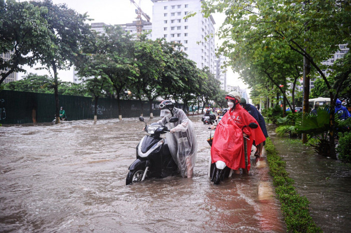 Hà Nội: Mưa lớn gây ngập nặng nhiều tuyến phố