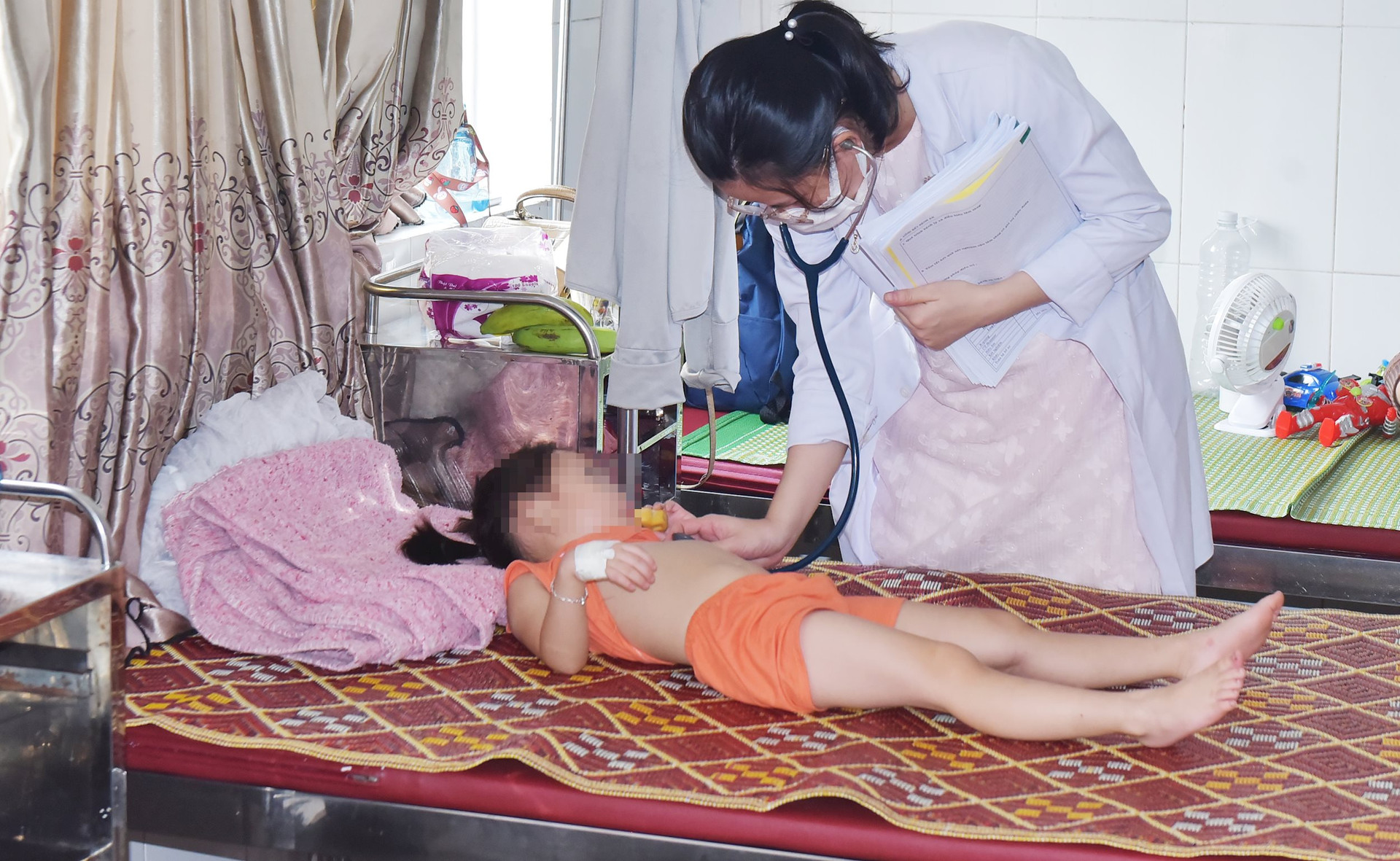  Hà Tĩnh: Nghi bị ngộ độc thực phầm, 12 trẻ mầm non nhập viện trong đêm