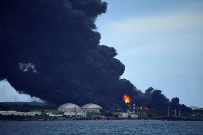 Cảng nhiên liệu Cuba cháy như "địa ngục", 6 nước hợp lực cứu hỏa