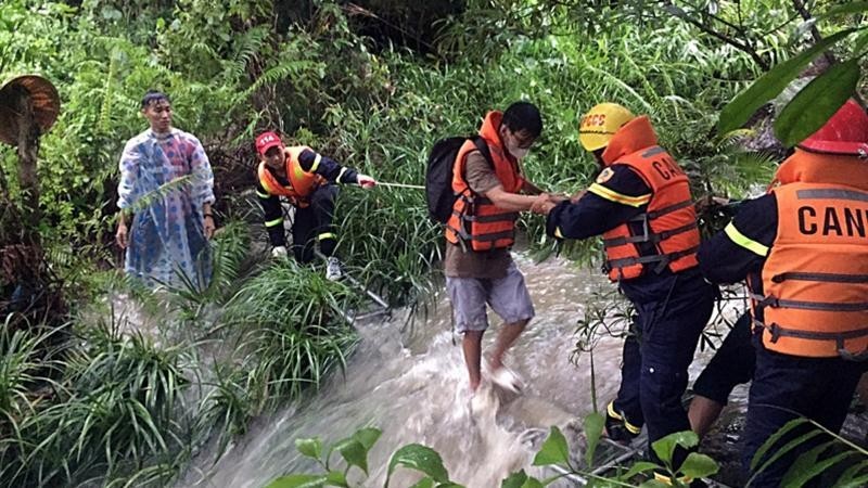 Quảng Nam: Giải cứu 23 người mắc kẹt do nước sông dâng cao