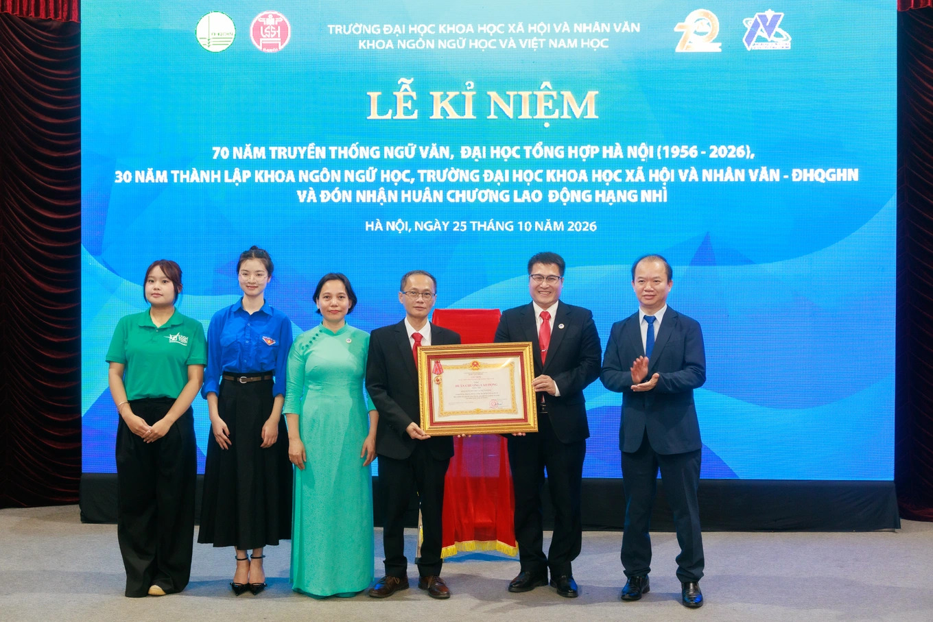 Khoa Ngôn ngữ học và Việt Nam học đón nhận Huân chương Lao động hạng Nhì