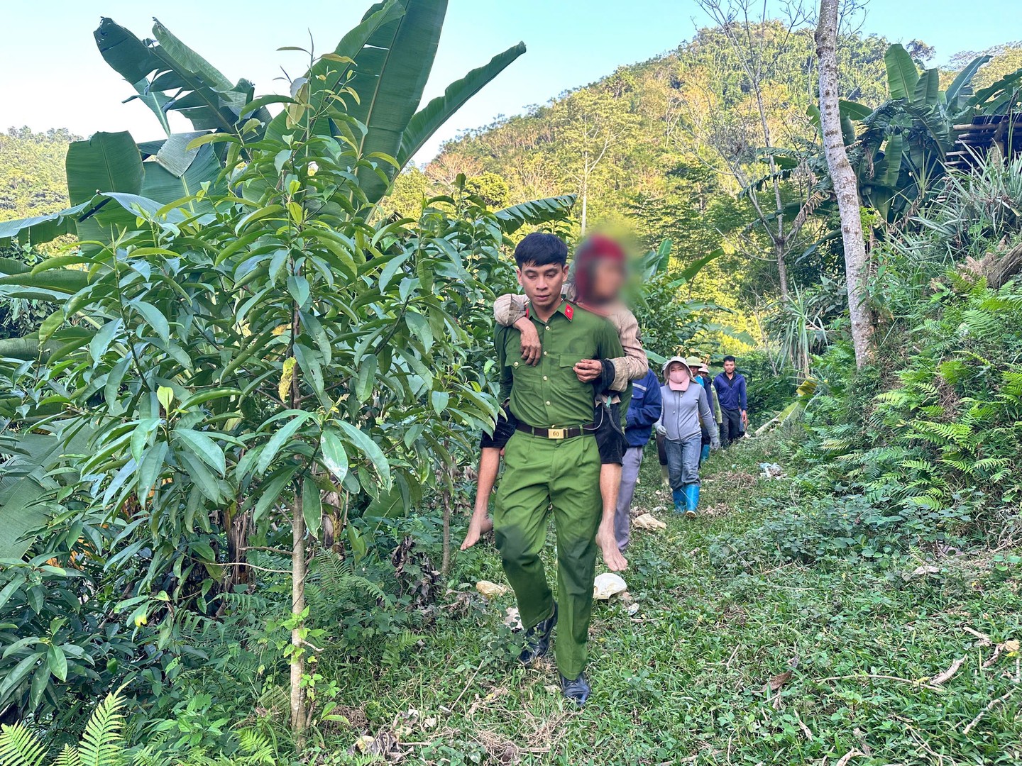 Tuyên Quang: Kịp thời tìm thấy cụ bà đi lạc trong rừng, đưa về đoàn tụ với gia đình