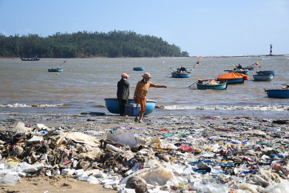 Biển Quảng Ngãi ngập rác sau mưa lũ