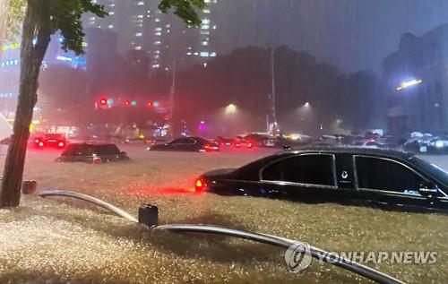 Cảnh tượng ngập lụt tại thủ đô Seoul của Hàn Quốc sau trận mưa lớn nhất 80 năm