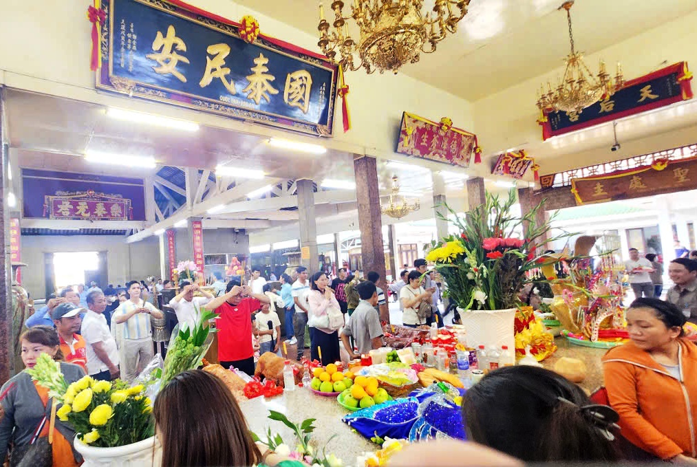 Hàng nghìn người về Bà Chúa Xứ núi Sam trong mùa Vu Lan báo hiếu