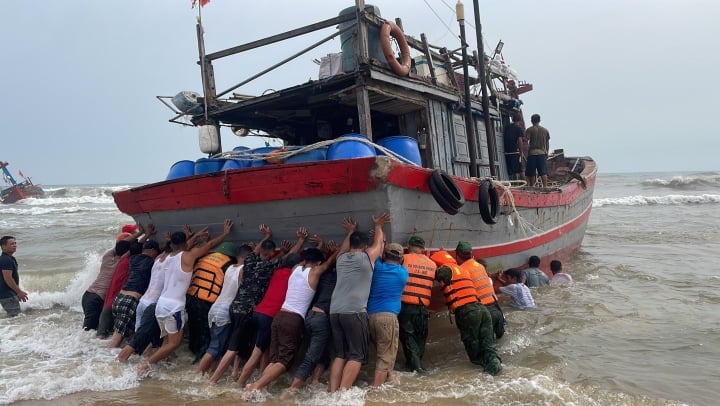 Sau nắng nóng kỷ lục, giông lốc càn quét miền Trung, 3 ngư dân mất tích