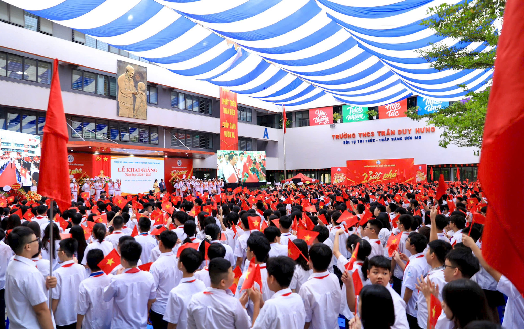 Hà Nội: Học sinh Trường THCS Trần Duy Hưng bước vào năm học mới