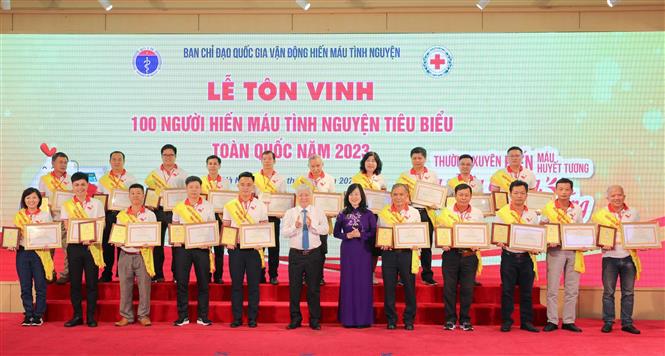 Tôn vinh 100 người hiến máu tiêu biểu