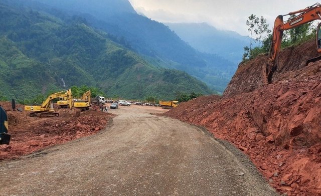 Đã khắc phục sạt lở, thông tuyến quốc lộ "độc đạo" lên cửa khẩu La Lay, Quảng Trị