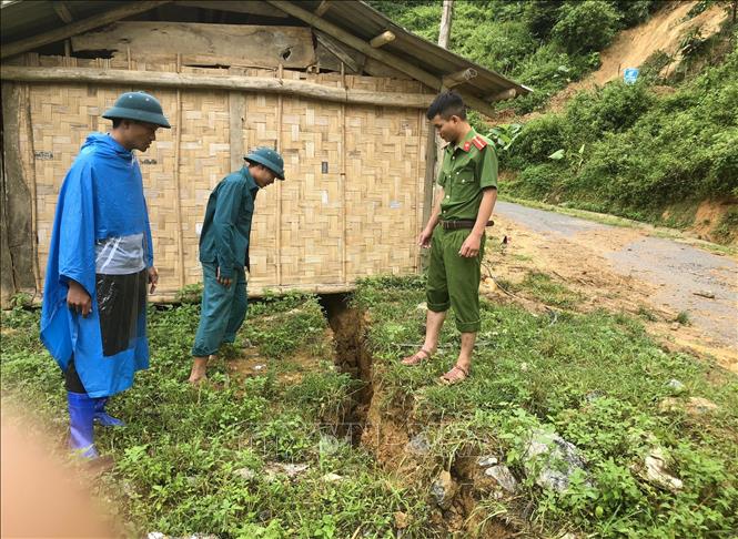 Xuất hiện vết nứt dài hàng trăm mét, hàng chục hộ dân ở Nghệ An phải di dời khẩn cấp 