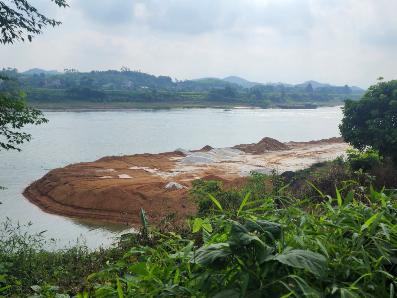 Phú Thọ: Công ty Cổ phần tập đoàn Cát Vàng đổ đất lấn sông để mở rộng bến thủy?