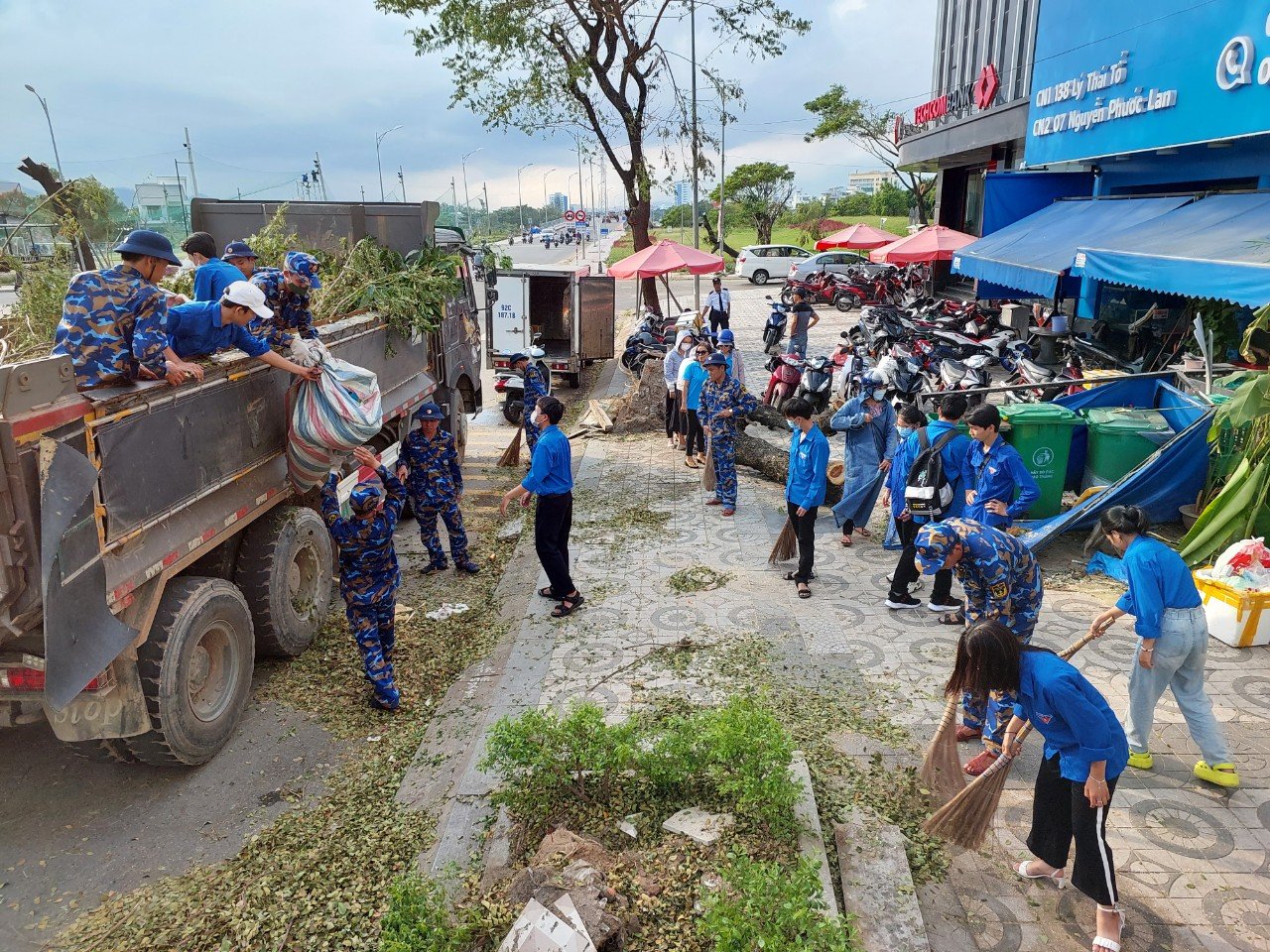 Lữ đoàn 680 Vùng 3 Hải quân giúp phường Hoà Xuân và các đơn vị kết nghĩa vệ sinh môi trường sau bão số 4