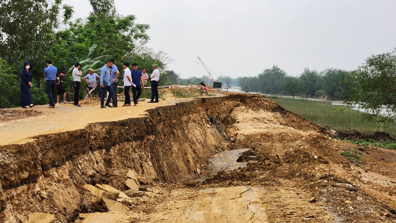 Thanh Hóa: Tuyến đê đang thi công thì sạt lở nghiêm trọng