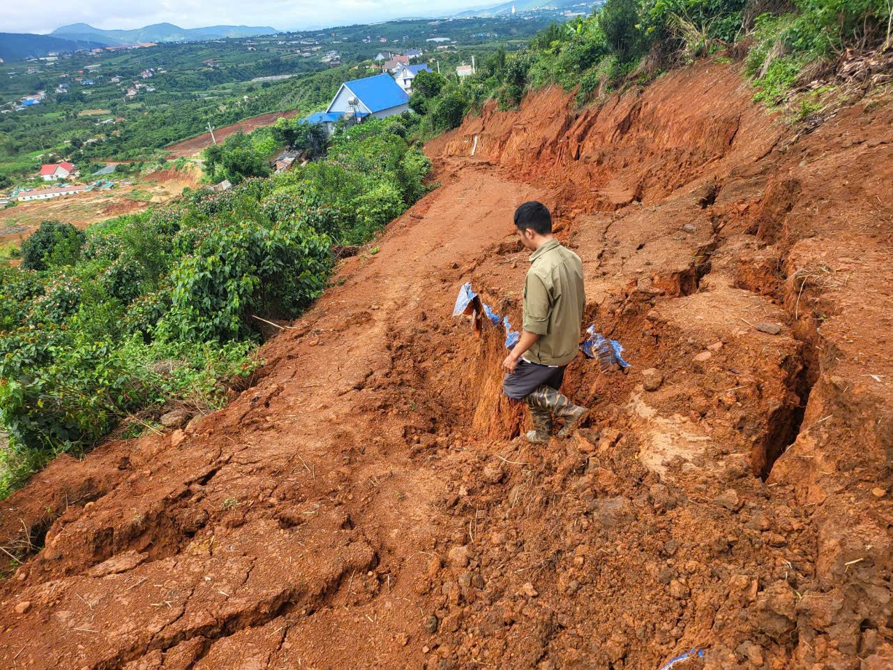 Lâm Hà (Lâm Đồng) tăng cường đảm bảo an toàn các công trình cầu, cống yếu trong dịp mưa bão