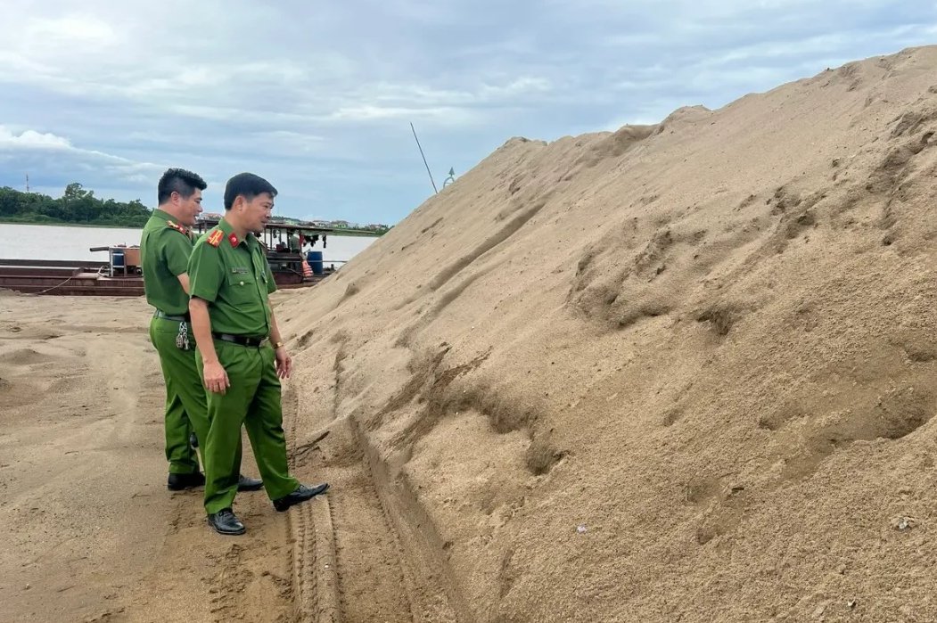 Quảng Bình: Công ty Hoàng Phúc thuê người khai thác gần 2000m3 cát trái phép