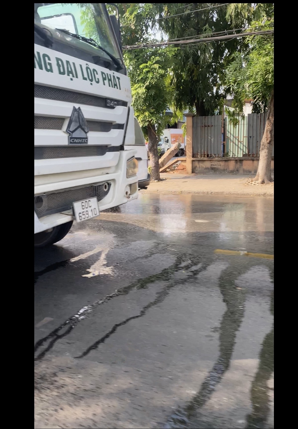 TP. Hồ Chí Minh: Clip Xe trộn bê tông có dòng chữ Đại Lộc Phát “ngang nhiên” vừa đi vừa xả nước xuống lòng đường?